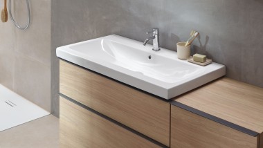 Washbasin area with bathroom furniture made of wood from the Geberit icon series