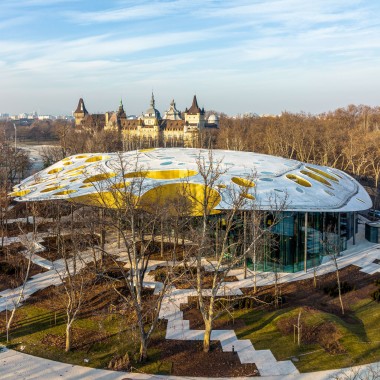 A mushroom in a park? The iconic roof of the "House of Music Hungary" seen from above (© Városliget Zrt.)