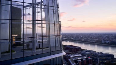 The roof terrace offers an unobstructed view of the Donau and Budapest (© MOL Gruppe)