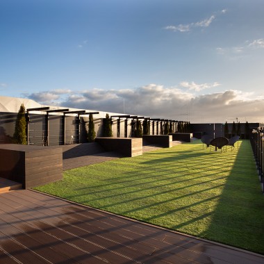 The right place to enjoy noisy summer nights: The roof terrace of the dormitory (© Jaroslaw Kakal/Geberit)