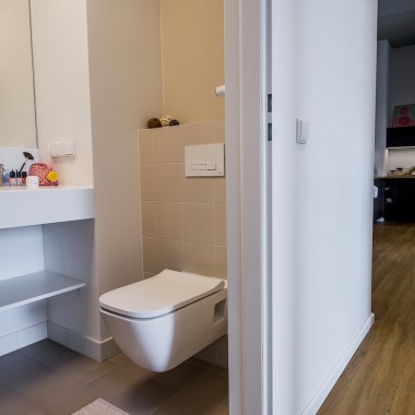 A design that increases space: a mini bathroom in an apartment unit in the LivinnX student residence (© Jaroslaw Kakal/Geberit)