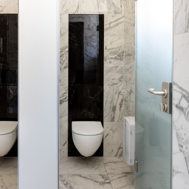 Rimless WC ceramics from the Acanto bathroom series (© Opernhaus Chemnitz / Nasser Hashemi)