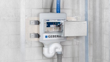 A Geberit HS30 hygiene flush unit installed at the end of a riser pipe (© Geberit)